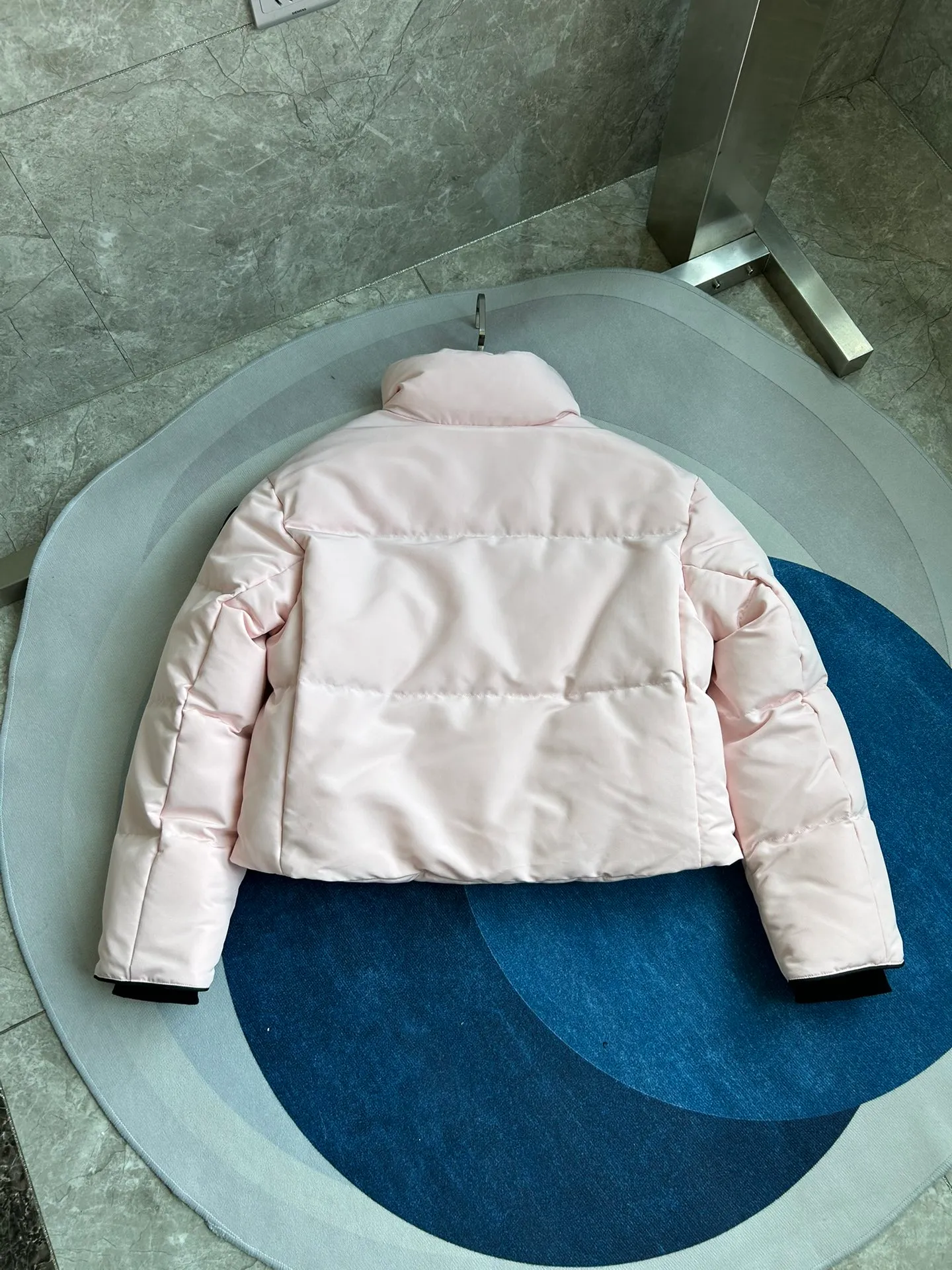 P880 E2266WB Grandview black label short jacket down jacket. Constructed from Arctic Tech recycled fabric®, it features a cinchable hem for sleek styling and storage. Color: Soft pink. Size: XS S M L XL.
